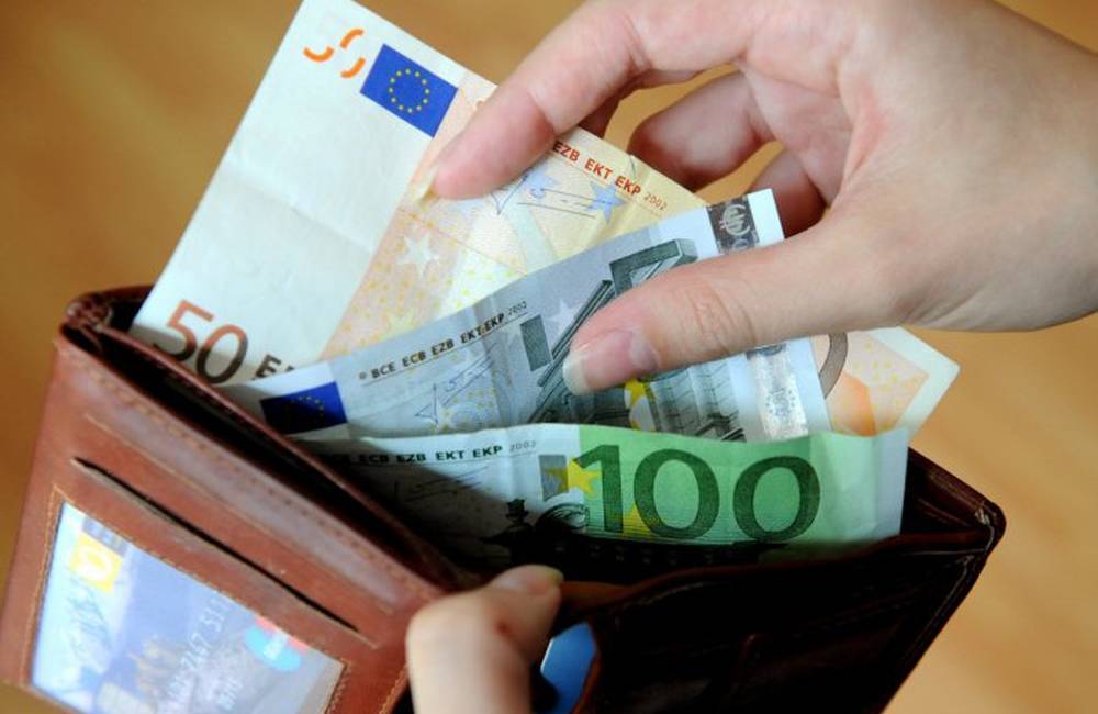 Neznáma žena okradla 80-ročnú starenku o 1200 eur