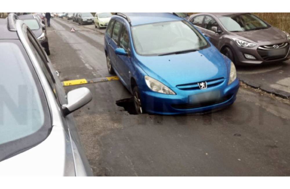 Foto: Kuriózna nehoda v Bratislave, pod autom sa prepadla cesta