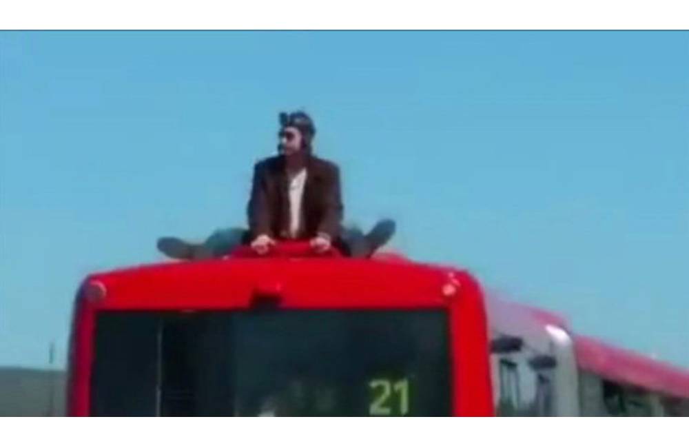 Polícia vyzýva občanov v prípade muža, ktorý sedel na streche idúceho autobusu