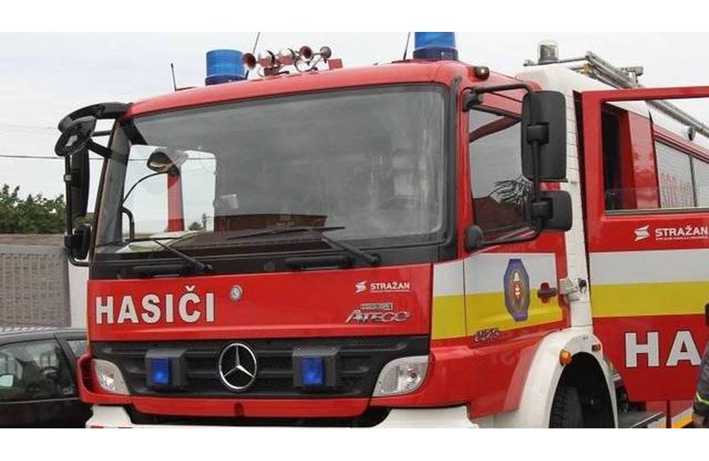 Muž v Senci polieval okolie domu horľavinou, po príchode polície už horelo
