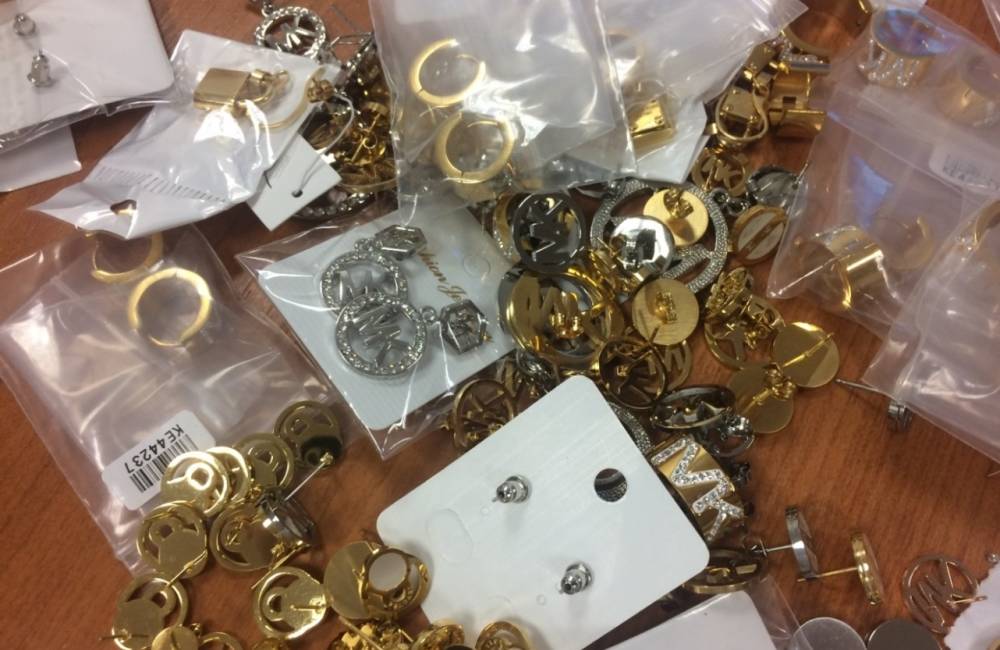 Foto: Bratislavskí colníci zaistili falošné šperky a bižutériu v hodnote približne 700-tisíc eur