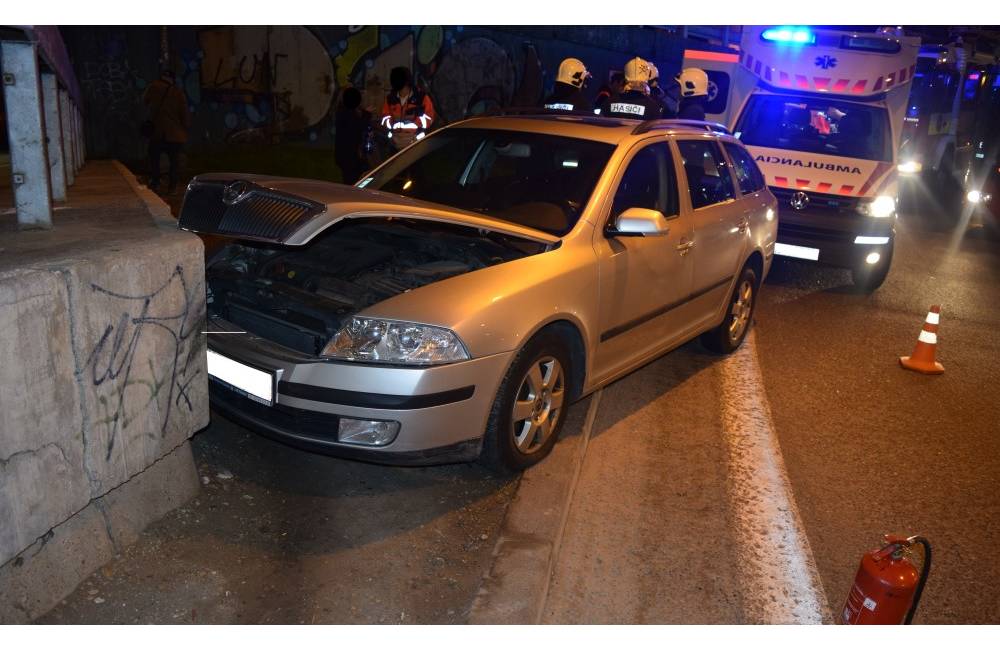 Foto: Včerajšia večerná dopravná nehoda sa skončila tragicky, 70-ročný vodič neprežil