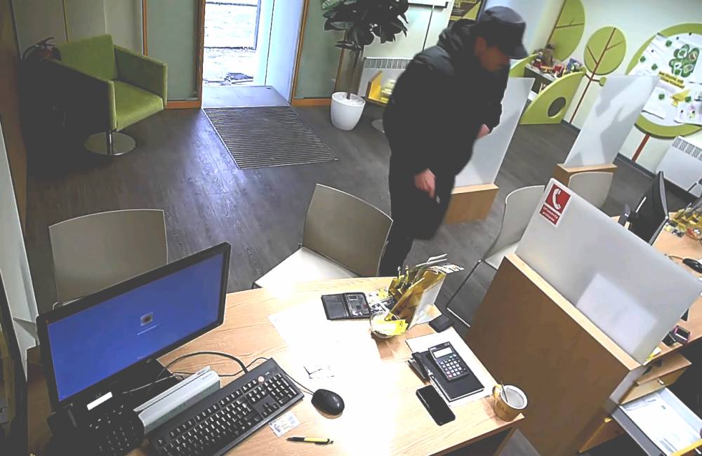 Neznámy muž sa včera pokúsil vylúpiť banku, polícia po ňom pátra