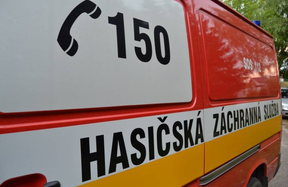 Foto: V Dúbravke dnes ráno horelo, hasiči našli v budove zatiaľ neznáme telo