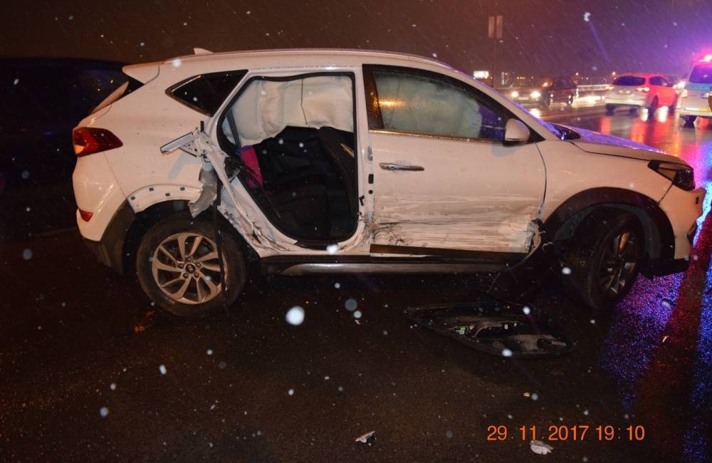 Foto: Na križovatke vo Vajnoroch sa zrazili tri autá, polícia hľadá svedkov dopravnej nehody