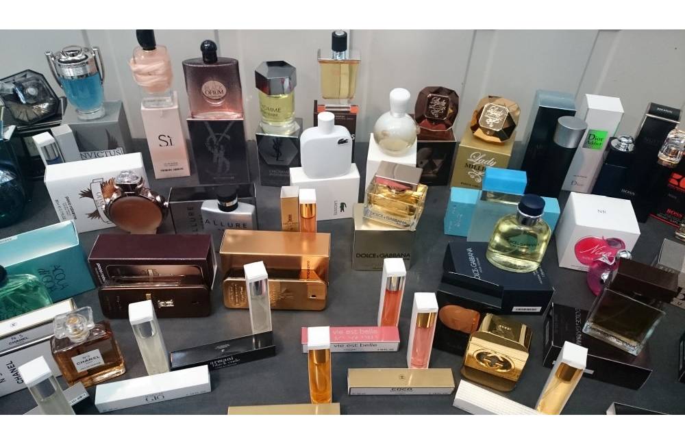 Foto: Falošné parfumy skončili v rukách colníkov, ich predajom mohla vzniknúť škoda viac ako 370 tisíc eur