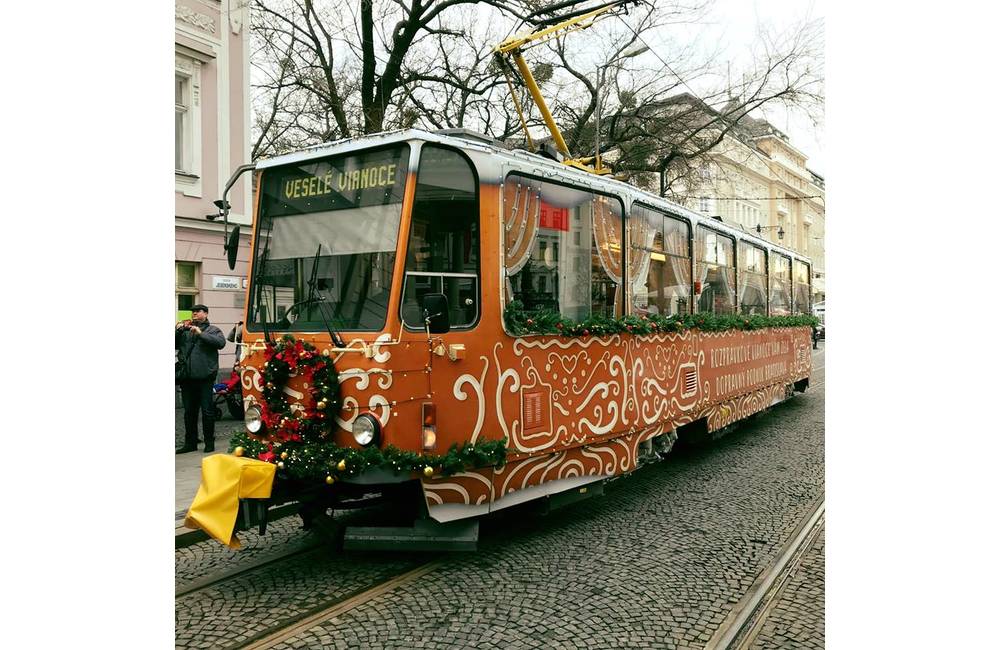 Foto: Vianočná električka v Bratislave spríjemňuje predvianočnú dopravu, zmenila sa totiž na rozprávku