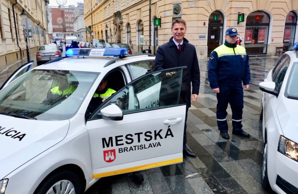 Mestskí policajti si od primátora Bratislavy prevzali nové autá, primátor udelil aj 3 ocenenia