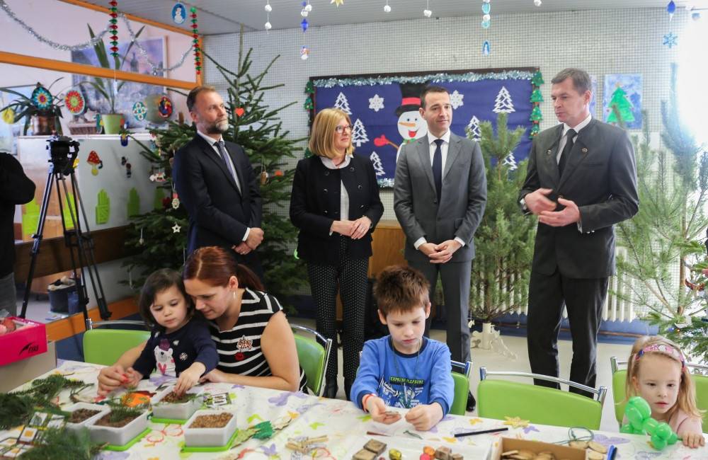 Nemocnice na Slovensku dostali od Ministerstva živé vianočné stromčeky, potešili sa hlavne deti