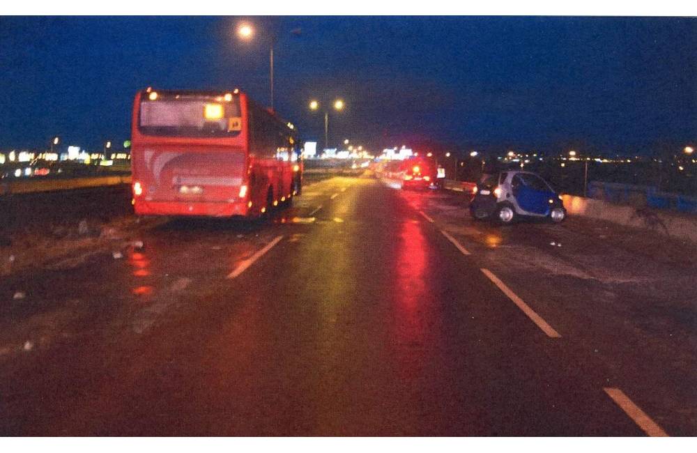 Polícia hľadá svedkov nehody z 5. decembra, diaľkový autobus sa zrazil so Smartom na Ceste na Senec