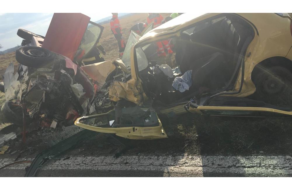 Čelná zrážka dvoch áut medzi Budmericami a Modrou mala tragické následky, jeden z vodičov zahynul