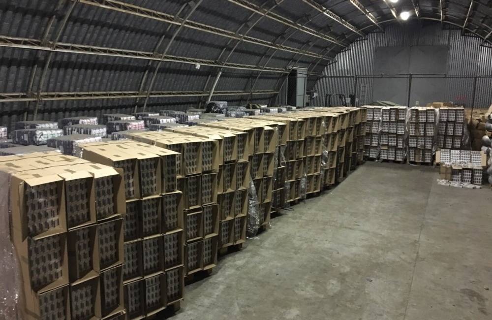 Colníci zadržali kamión, ktorý prevážal viac ako 20 tisíc kartónov nelegálne vyrobených cigariet