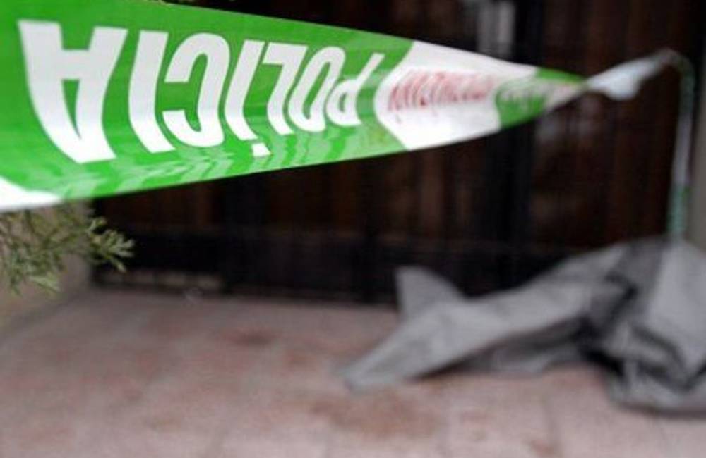 Na Znievskej ulici dnes ráno vypadla z bytu žena, utrpela závažné zranenia a na mieste im podľahla