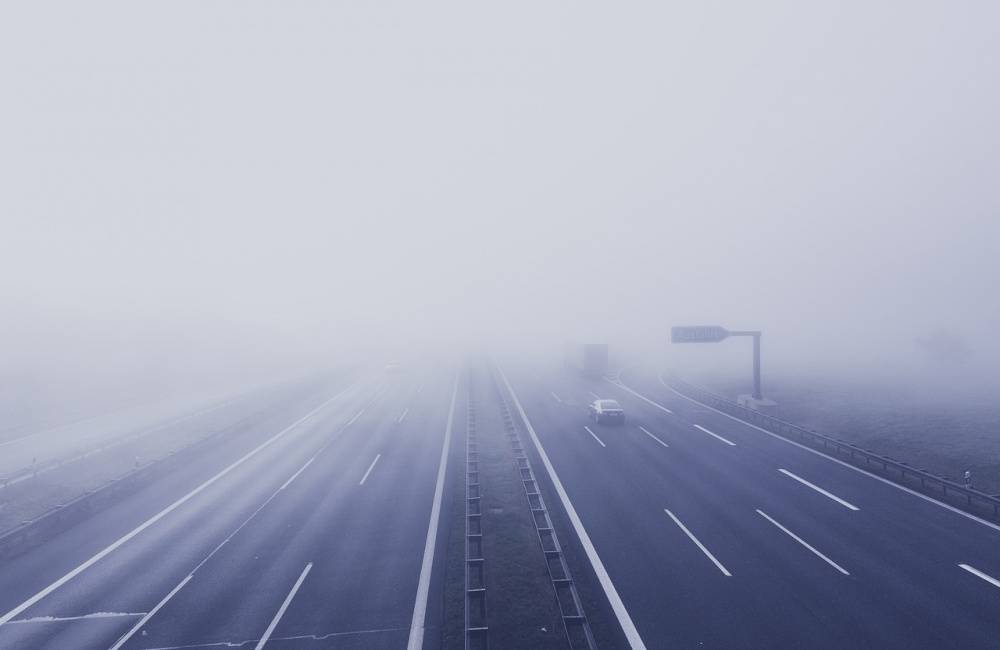 POZOR: SHMÚ varuje pred zvýšeným rizikom výskytu hmly, bezpečnosť na cestách netreba podceňovať