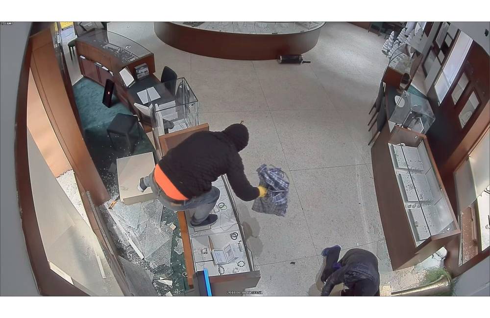 Video: Páchateľov krádeže v luxusnom klenotníctve zachytili kamery, takto sa dostali do obchodu
