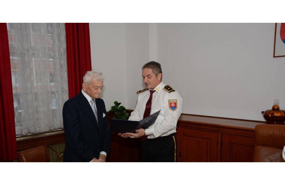 Policajný riaditeľ udelil významné ocenenie bývalému členovi zboru za jeho 34-ročnú službu