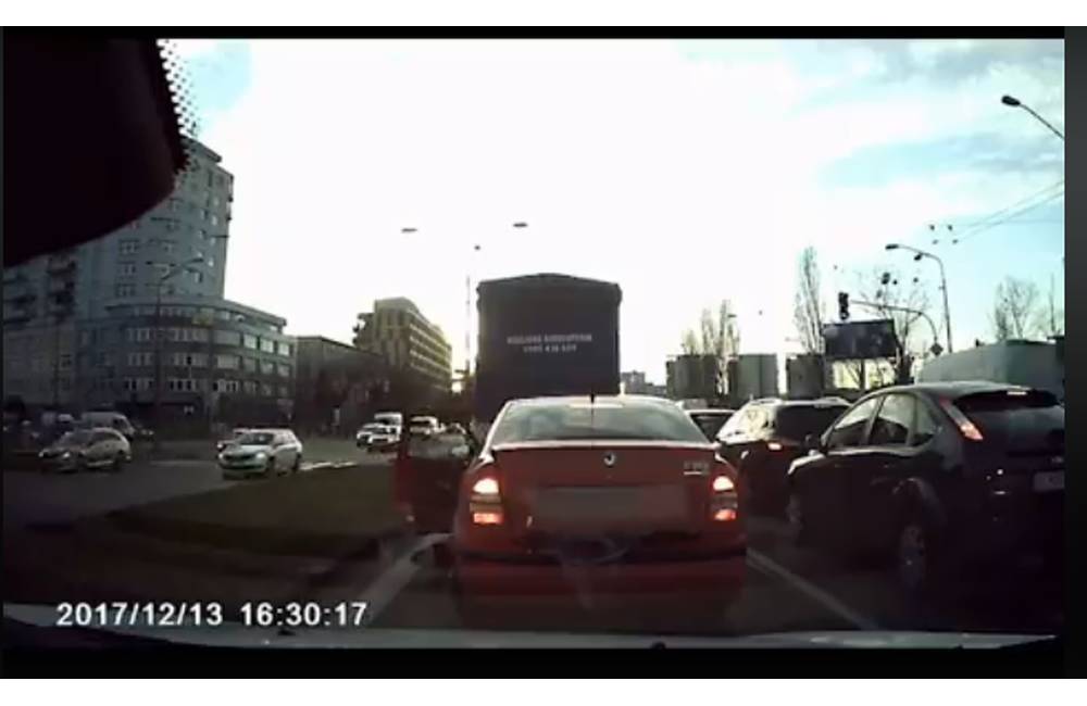 VIDEO: Z auta vyložil tašku z odpadom rovno na križovatke, vodičovi hrozí pokuta