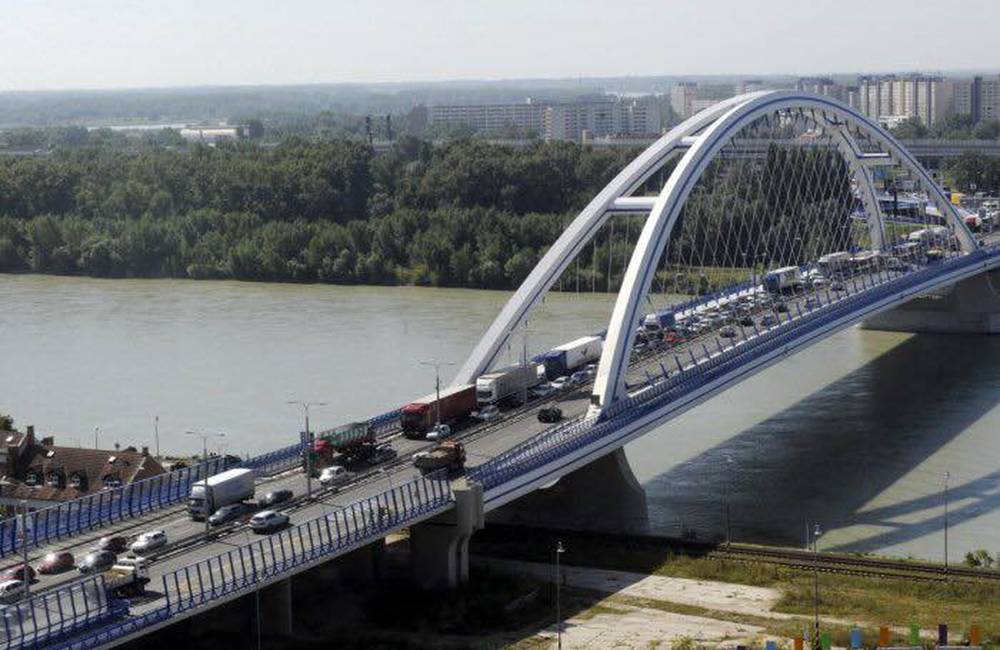 Na moste Apollo sa stala dopravná nehoda, v smere z Petržalky je prejazdný len jeden jazdný pruh
