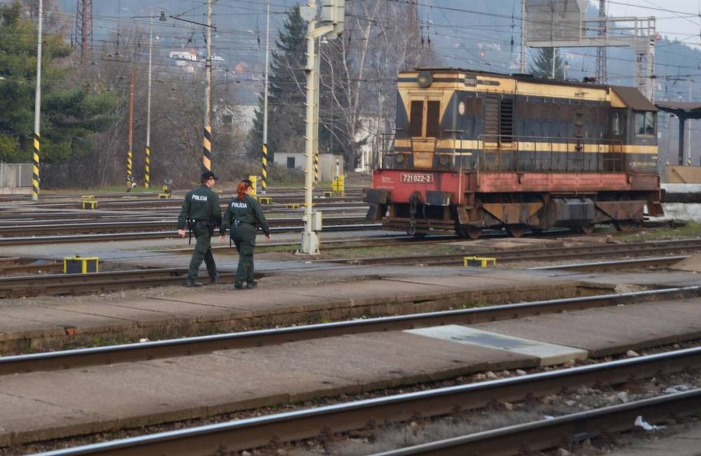 52-ročný Krzystof sa vo vlaku a na nástupišti nebezpečne vyhrážal s fľašou v ruke zamestnancovi ŽSR