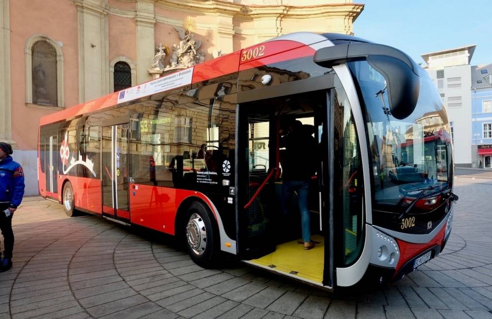Do dopravy v Bratislave sú už postupne zapájané aj nové elektrobusy, ktoré prinesú nové výhody