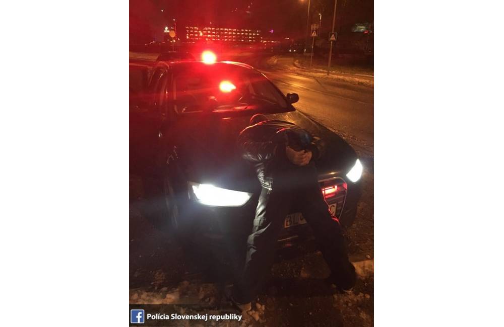Polícia zastavila auto, ktorého vodič nemal vodičské oprávnenie, navyše viezol hľadaného muža