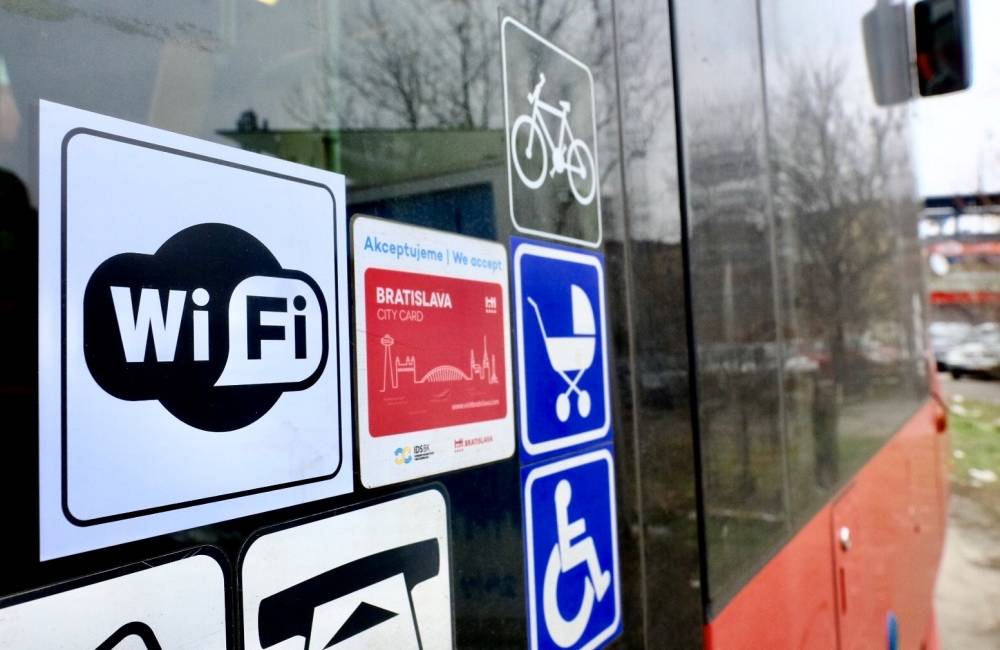 Dopravný podnik Bratislava vybavil bezplatným wi-fi pripojením ďalšie autobusy a električky