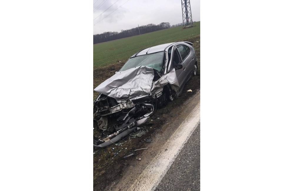 Vodič červenej Felície zapríčinil čelnú zrážku Mercedesu s policajným autom a z miesta nehody ušiel