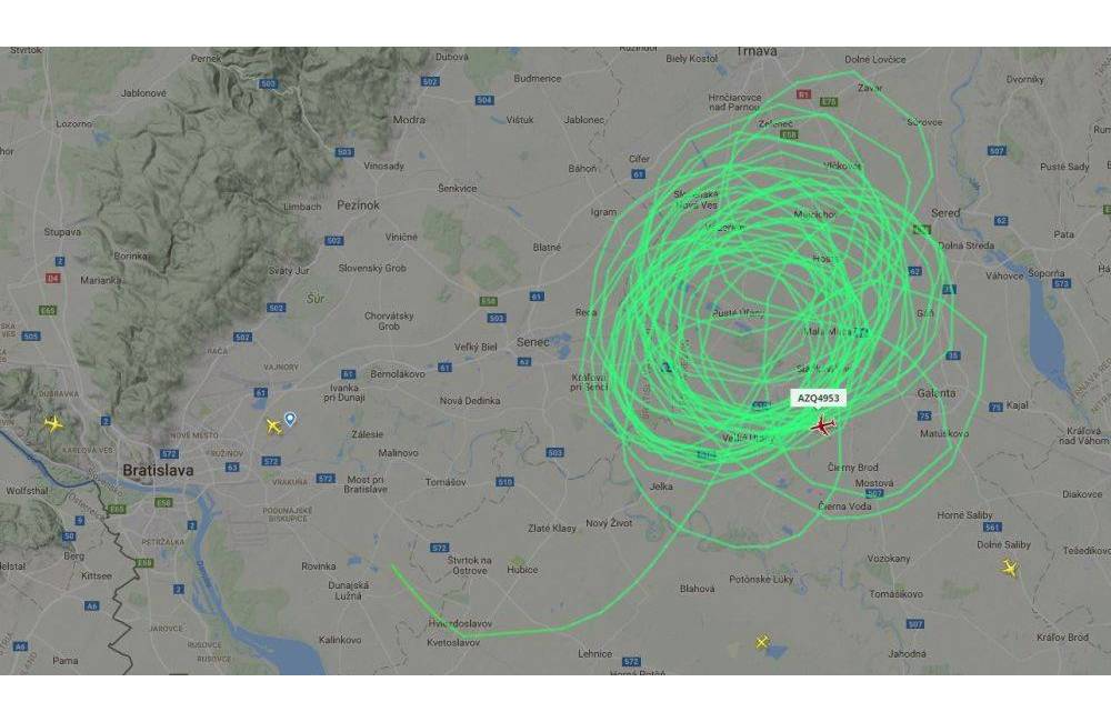Foto: Nad západným Slovenskom už hodiny krúži azerbajdžanské lietadlo, pilot ohlásil technické problémy