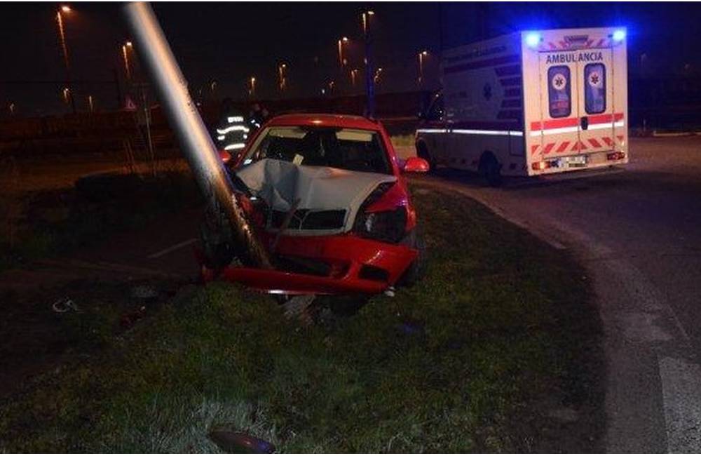 Vodič taxíka narazil do stĺpu verejného osvetlenia vo Vajnoroch, pri nehode sa zranili 2 osoby