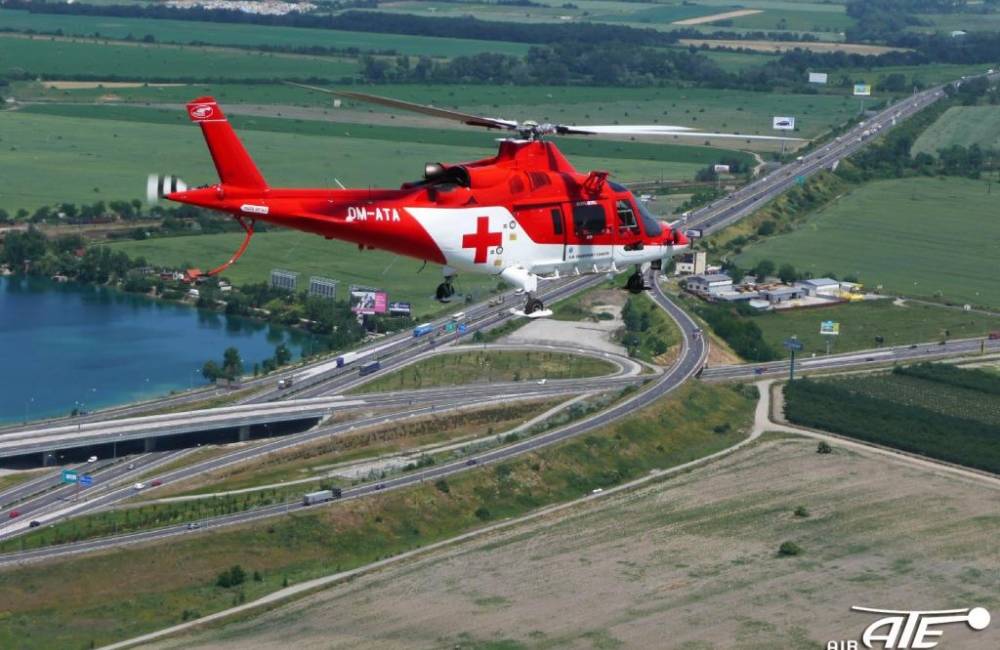 Medzi Vysokou pri Morave a Zohorom narazilo auto do stromu pri ceste, zasahovali leteckí záchranári
