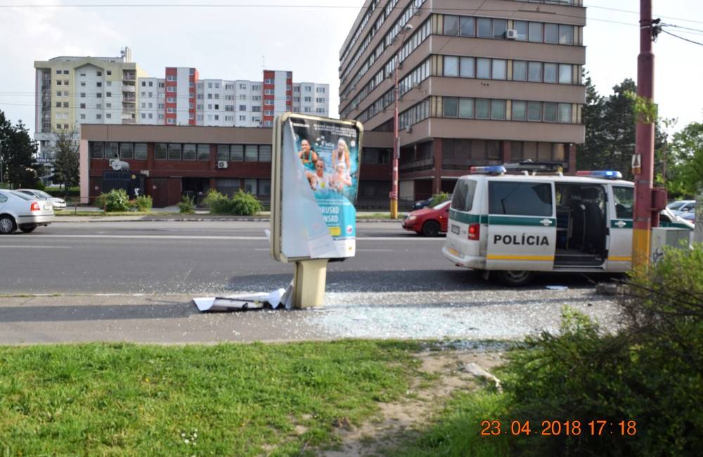Polícia hľadá svedkov nehody na Gagarinovej ulici, neznámy vodič narazil do reklamnej tabule a ušiel