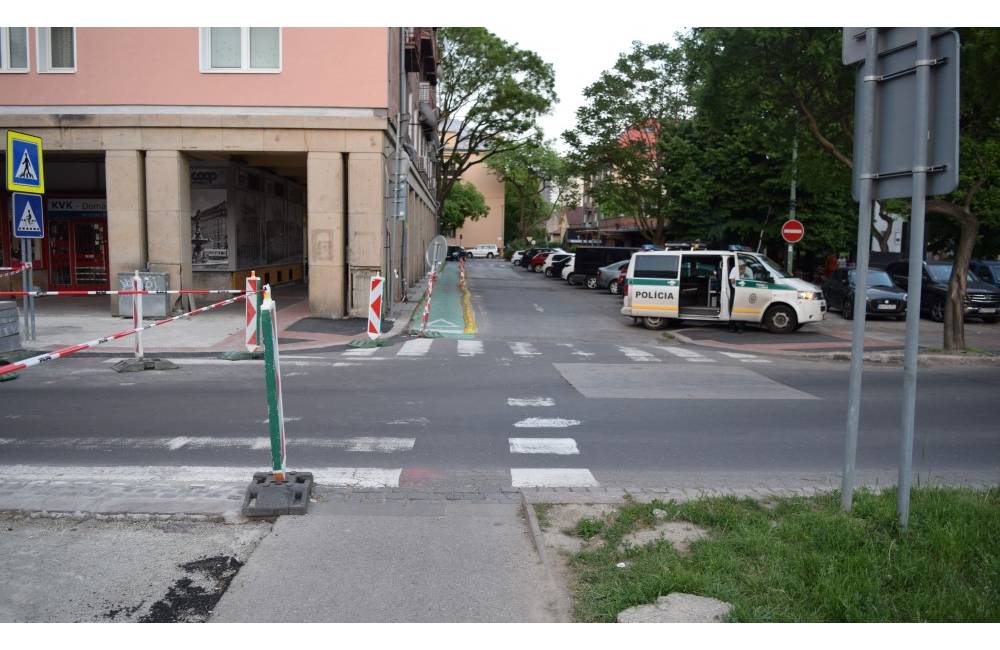 Neznámy vodič zrazil ženu na priechode pre chodcov na Košickej ulici, polícia hľadá svedkov nehody