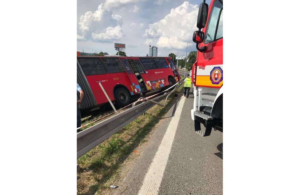 Nehoda autobusu MHD pod prístavným mostom včera komplikovala dopravu, škodu vyčíslili na 12 000 eur