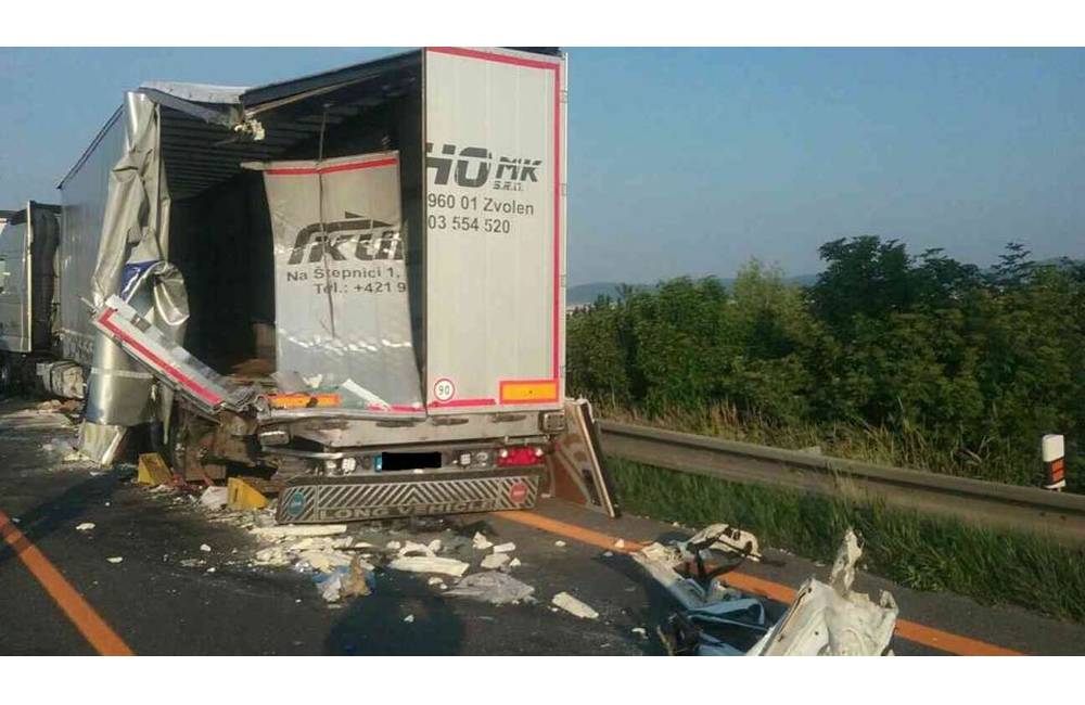 Foto: Ranná zrážka 2 kamiónov a dodávky na D1 ochromila dopravu v smere do Bratislavy