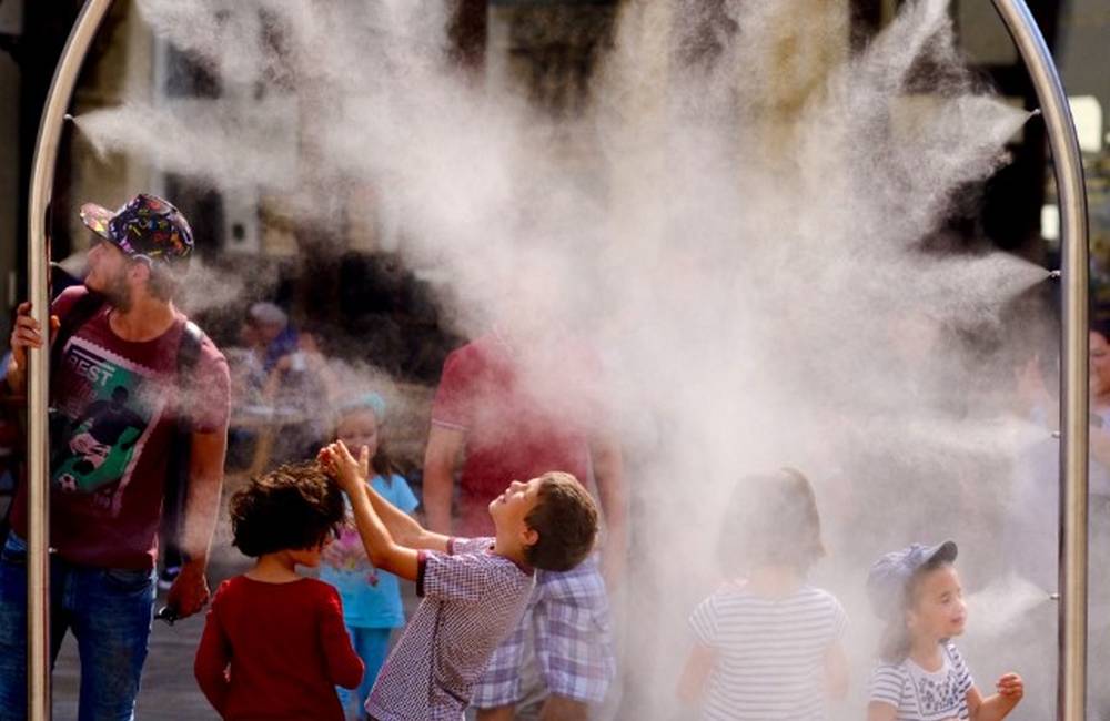 Mesto Bratislava spúšťa aj tento rok populárne rozprašovače vody na osvieženie počas horúcich dní