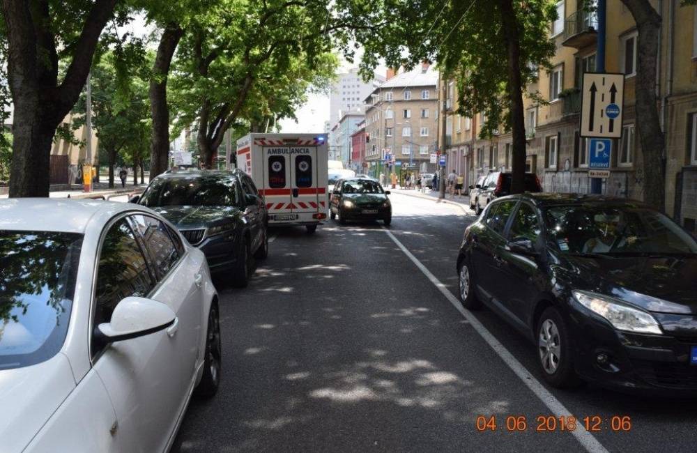 Foto: Dopravná nehoda na Miletičovej ulici sa skončila tragicky, 65-ročná chodkyňa v nemocnici zomrela