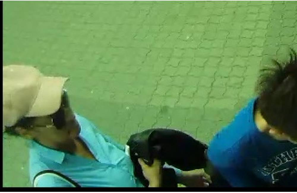 VIDEO: Ako ukradli peňaženku pri nástupe do autobusu? Polícia zverejnila záznam krádeže
