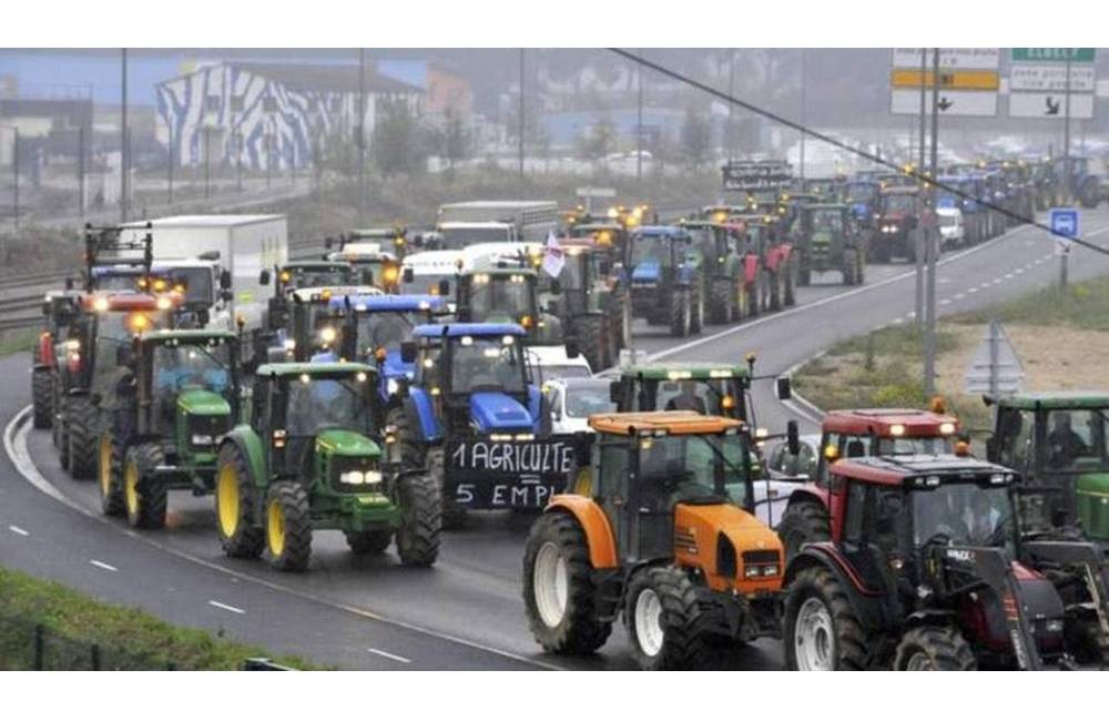 Foto: Pozor na obmedzenie parkovania na Tyršovom nábreží, voľné plochy obsadili farmári s technikou