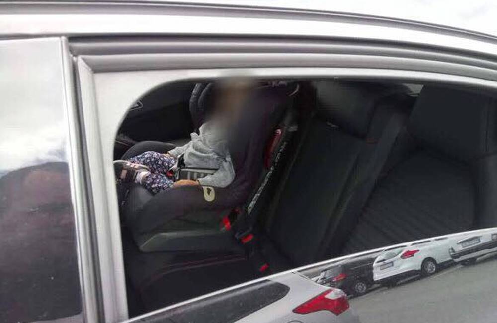 V Pezinku na parkovisku bolo počas víkendu ďalšie dieťa zatvorené v aute, polícia upozorňuje rodičov
