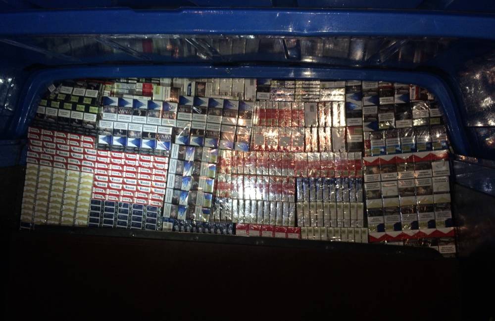 Foto: VIDEO: Colníci zadržali vyše 18 000 krabičiek nelegálnych cigariet v špeciálne upravenom aute