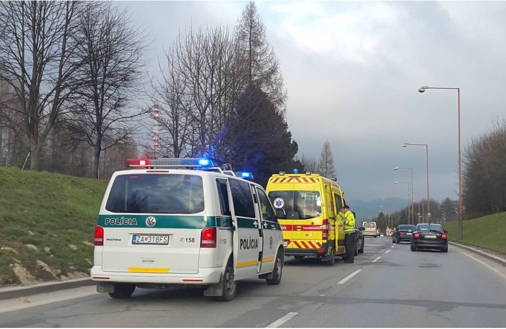Foto: Na ceste medzi Sencom a obcou Blatné sa zrazil linkový autobus so Škodou Rapid, zranili sa 2 osoby