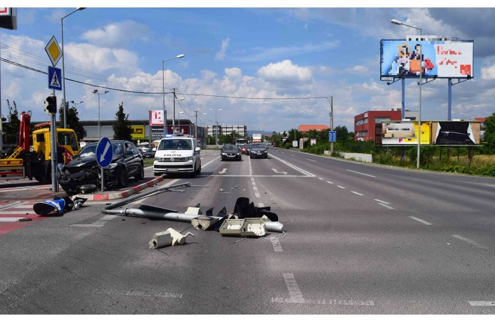 Foto: Policajti vyšetrujú nehodu v križovatke ulíc Svornosti-Slovnaftská, hľadajú svedkov udalosti