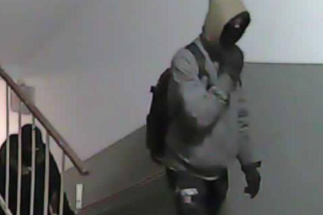 Zlodej si z bytu v Ružinove odniesol kameru a televízor. Polícia pátra po jeho totožnosti