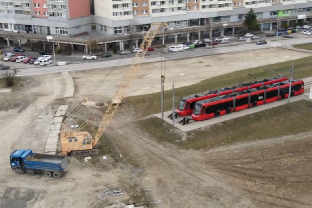 VIDEO: Práce na električkovej trati v Petržalke pokračujú. Poslanec Feik vysvetľuje, prečo stavba ide pomaly