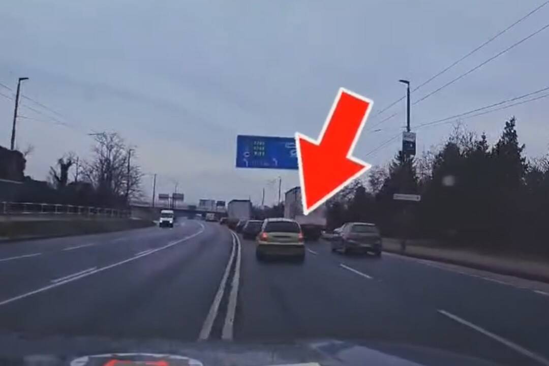 VIDEO: Policajti pomohli sprevádzať auto so zraneným mužom do ružinovskej nemocnice