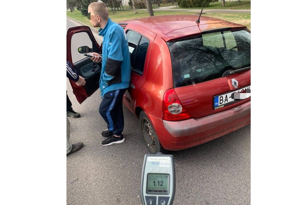 Bratislavská polícia zadržala v Ružinove vodiča, ktorý nafúkal 2,5 promile 