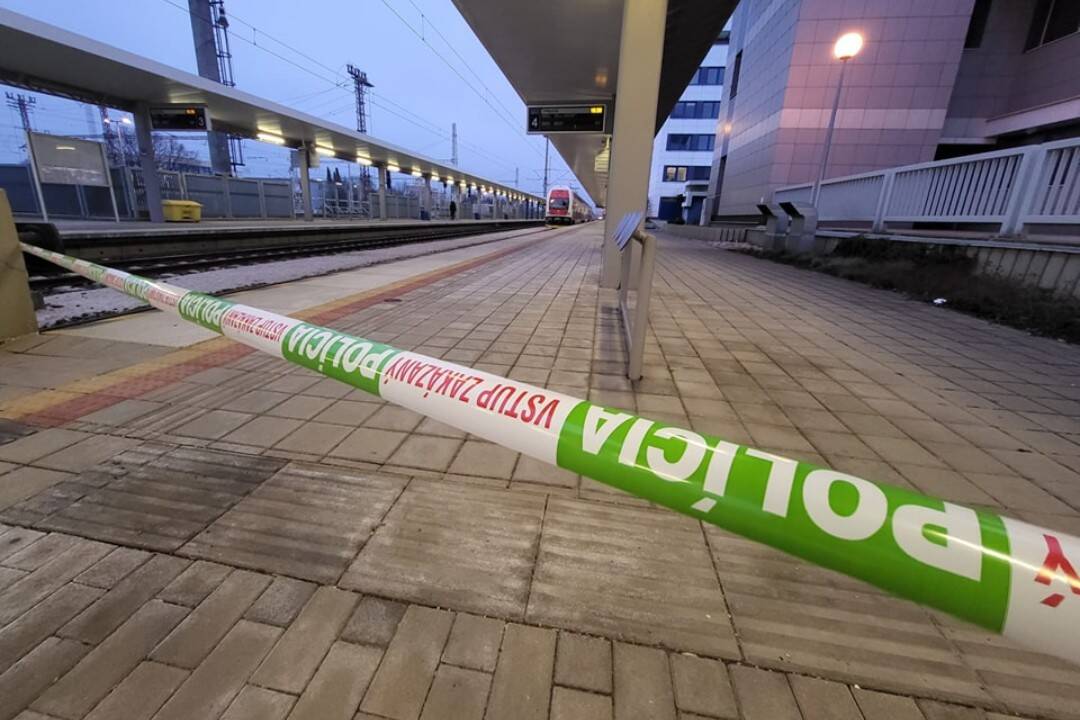 Tragédia v rýchliku do Bratislavy: Mladík vypadol z idúceho vlaku. Počas jazdy sa otvorili dvere. Polícia hľadá svedkov