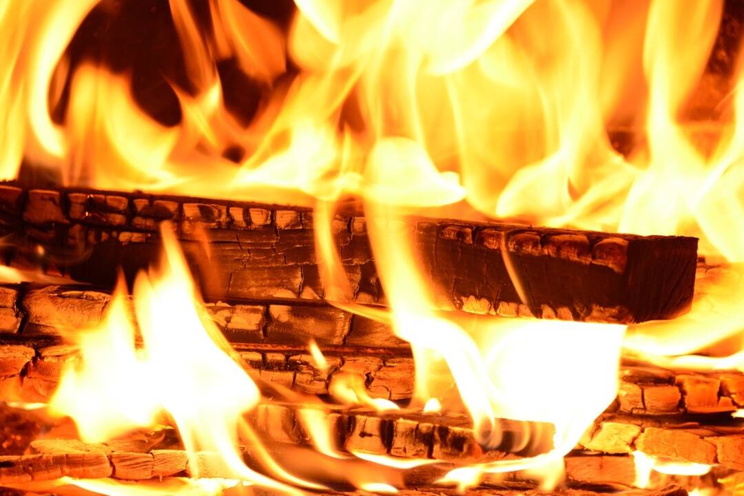Vo Viničnom pri Pezinku zasahovali desiatky hasičov, trojposchodovú budovu zachvátili plamene
