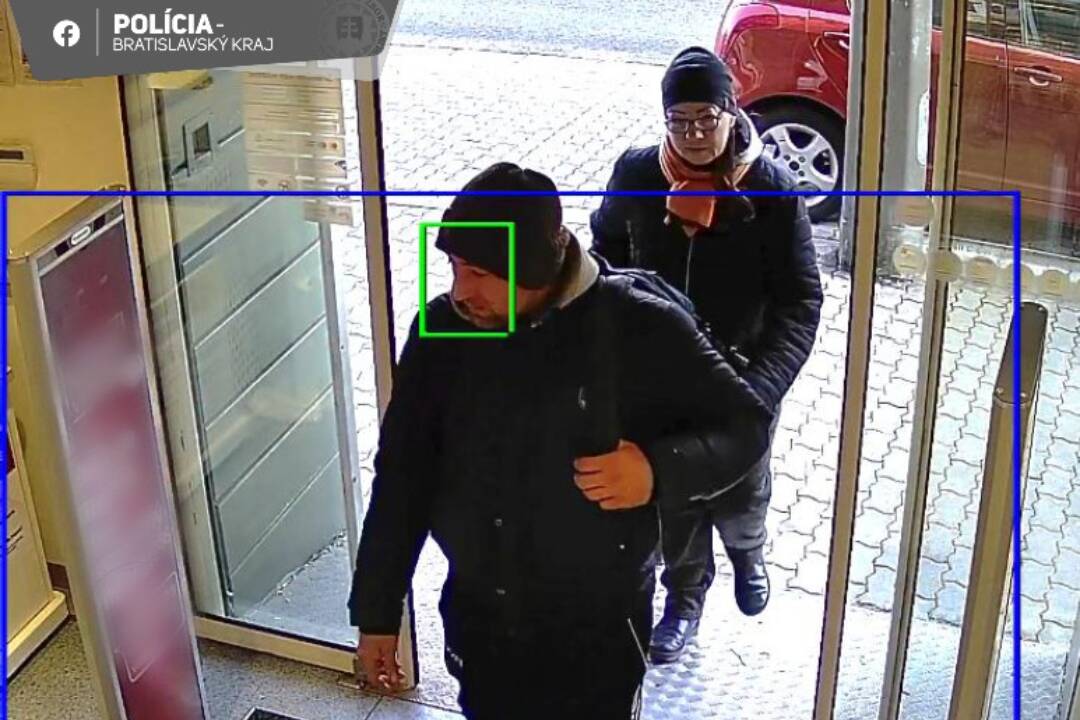 FOTO: Poznáte tieto osoby? Sú podozrivé z krádeže kreditnej karty v Bratislave, hľadá ich polícia