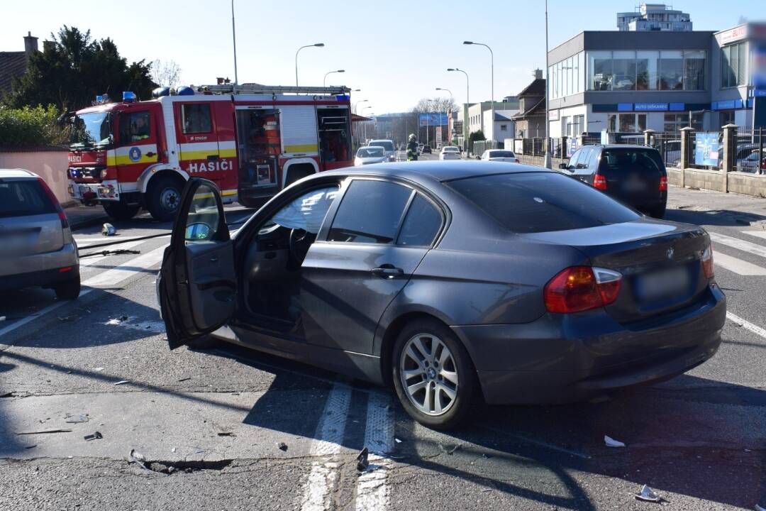 FOTO: Policia hľadá svedkov zrážky BMW a Fordu v Rači, došlo k nej v polovici februára